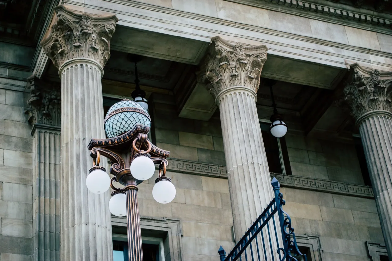 Fachada de un edificio judicial con columnas clásicas, contexto del despacho de abogados de Claudio César Cerón.