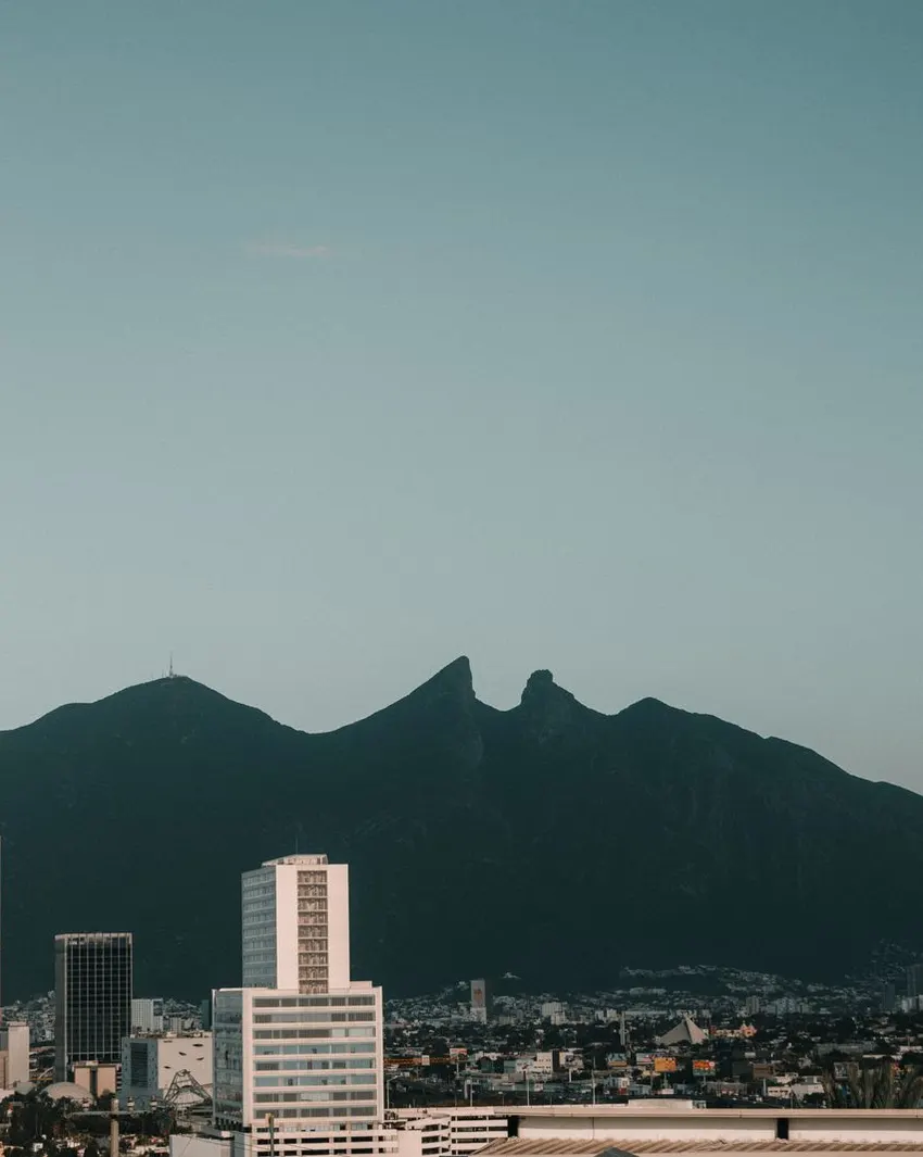 El Cerro de la Silla sobre el centro de Monterrey, Nuevo León, el área donde tiene su oficina Galianza Contadores.