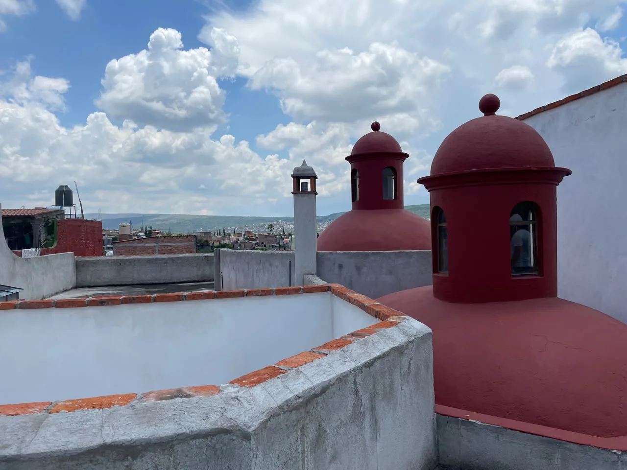 Propiedad de estilo colonial mexicano con cupulines rojos, comercializada por Inmobiliaria CerVel.