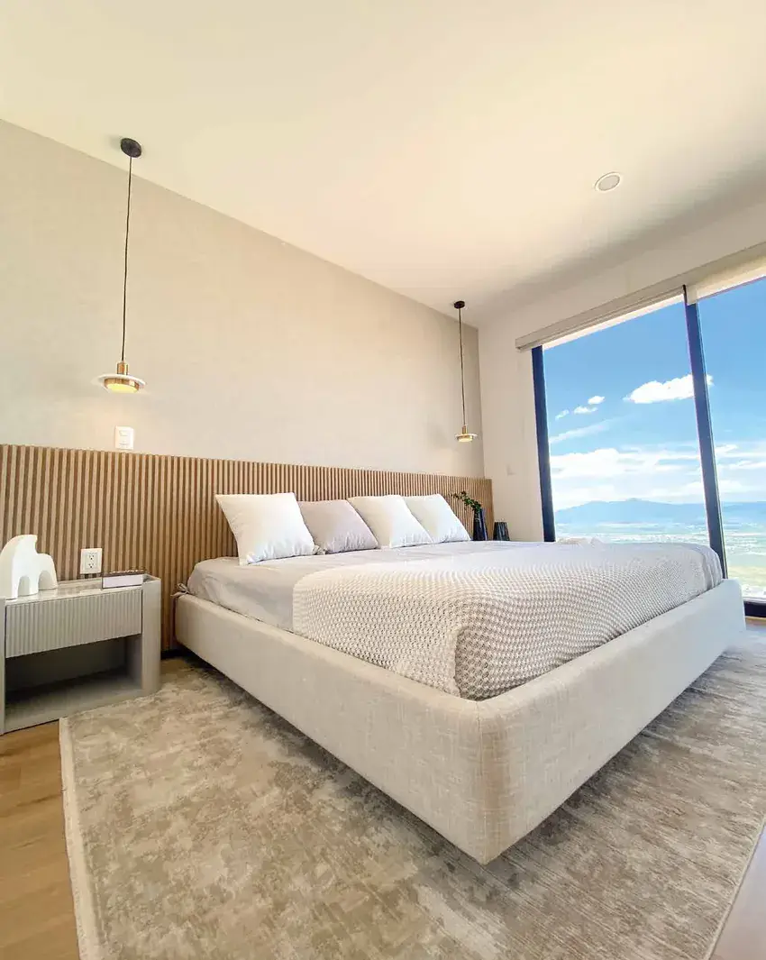 Recámara principal de una residencia con ventanal panorámico sobre el valle, propiedad comercializada por Inmobiliaria CerVel.