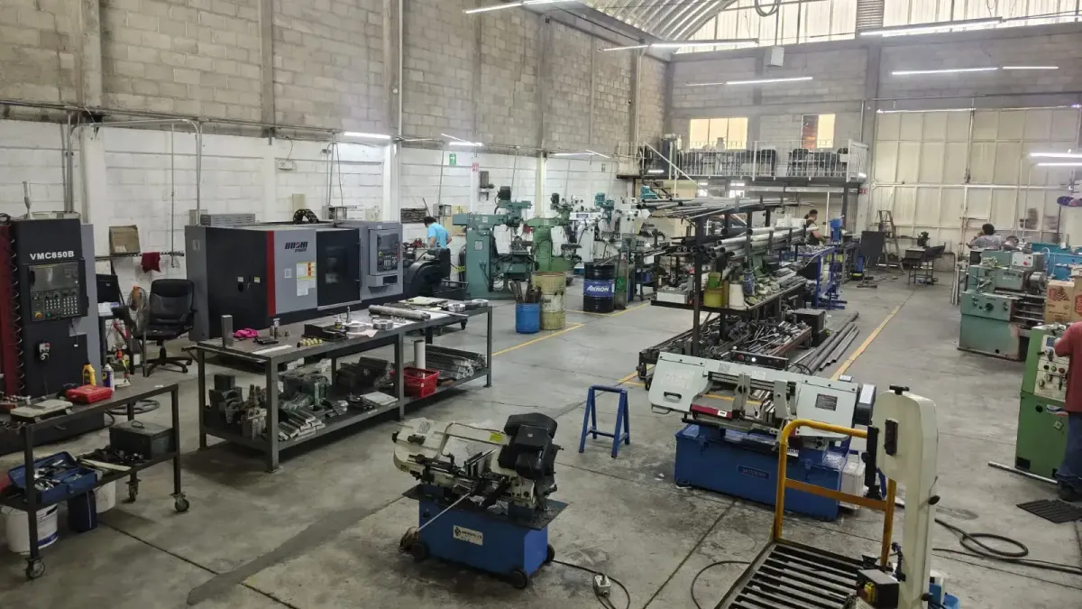 Interior del taller de Maquinados López en Querétaro, con centros de maquinado CNC, tornos y fresadoras.